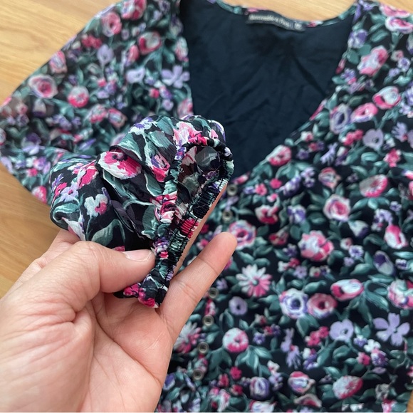 Abercrombie & Fitch Floral Front Button LongSleeve Cropped Blouse Lightweight XS - Picture 3 of 9